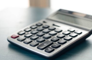 Para ve hesap makinesi büyüyen para kavramından tasarruf ediyor.