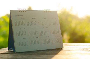 Ahşap arkaplan üzerine eski takvim sayfası.