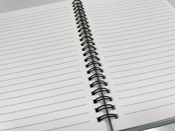 空白白纸笔记本在回收概念 — 图库照片