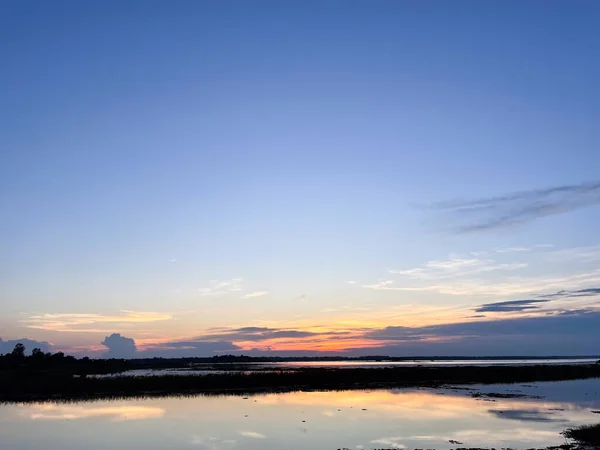 Günbatımı Arkaplanlı Beyaz Bulut — Stok fotoğraf