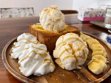 Vanila dondurmalı ballı tost..