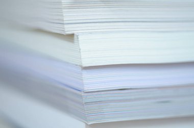 Masada bir sürü beyaz kitap.