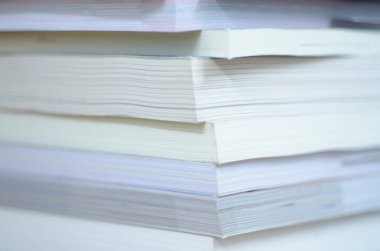 Masada bir sürü beyaz kitap.