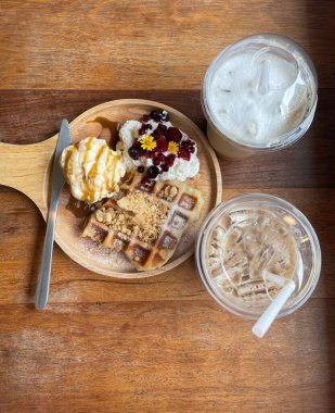 Kahve ve fırın kahverengi masada..