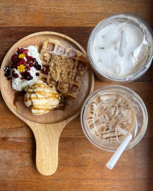 Kahve ve fırın kahverengi masada..