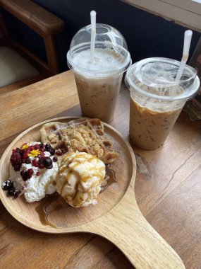 Kahve ve fırın kahverengi masada..