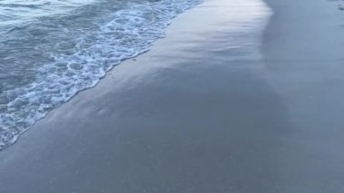 Deniz kumu ve günbatımı Samui Tayland.