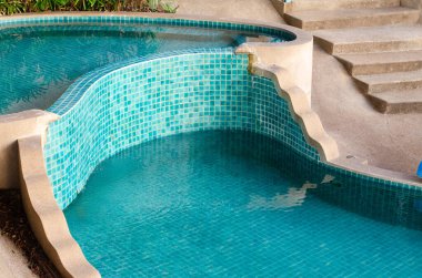 Yüzme havuzunda mavi su.