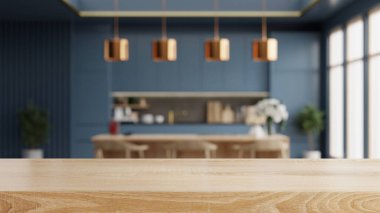 Bulanık mutfak arka planında ahşap masa, Modern çağdaş mavi mutfak odası iç mimarisi.