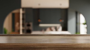 Bulanık mutfak arka planında ahşap masa, karanlık dolaplı modern ve şık bir mutfak tasarımı sergileniyor.
