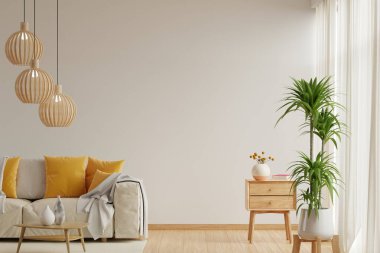 Modern iç mekan, beyaz renkli duvarlara karşı bir kanepe ve dekoratif aksesuarlar içerir.