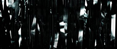 Dikey bir kurdele perdesi afişi monokrom arızalarıyla soyut