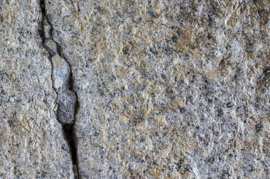Yakından çatlak olan bir taş blok.