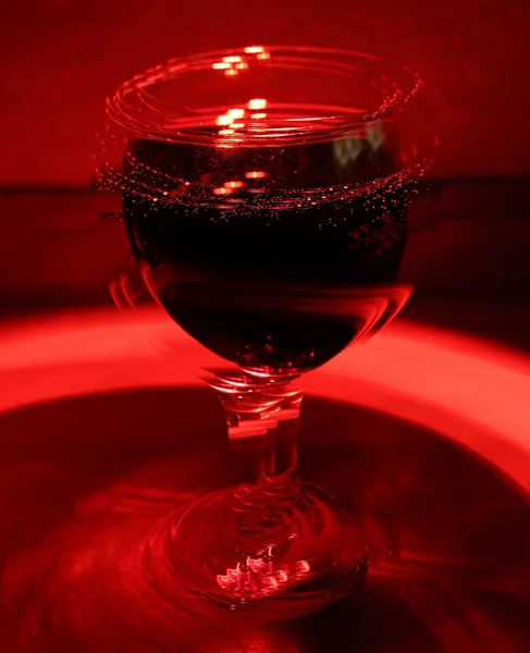 Çift Görüşlü Kırmızı Şaraplı Şarap Kadehi — Stok fotoğraf