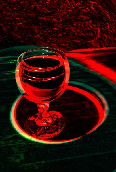 Бокал Вина Красным Вином Абстрактного Искусства Яркими Неоновыми Цветами — стоковое фото