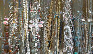 Takı dizlikleri ve boncuklardan oluşan soyut bir özet.