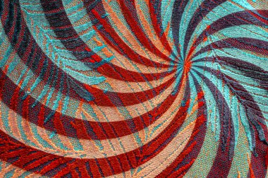 Sonbahar renklerinde yaprakları ve spirali olan bir kumaş tasarımı