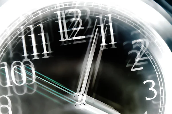 时钟面对负抽象设计双重曝光 — 图库照片