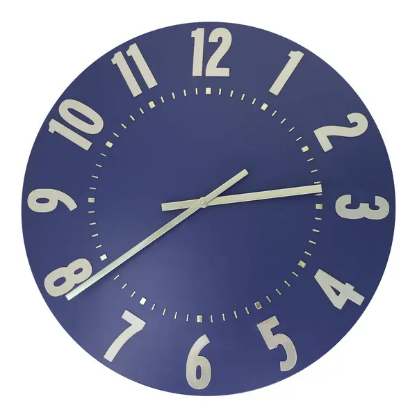 Ένα Κλασικό Ρολόι Τοίχου Ασημί Αριθμούς Μπλε Απομονωμένο Λευκό Φόντο — Φωτογραφία Αρχείου