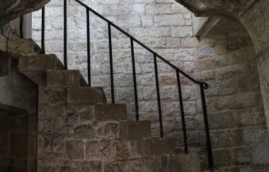 Metal demiryolu ile antik tarihi taş basamaklar