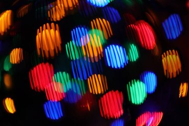 Siyah bir arkaplana karşı çok renkli büyülü bir şenlik.