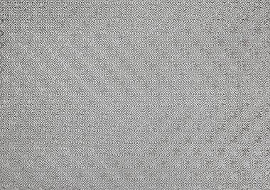 Bükülmüş çelik tel örgü örtüsü beyaz arka planda yakın plan