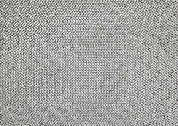 Bükülmüş çelik tel örgü örtüsü beyaz arka planda yakın plan