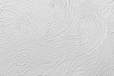 Fırça darbeleriyle boyanmış beyaz bir tavan ve duvar dokusu