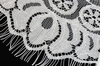 Siyah arkaplanda beyaz dantel deseni