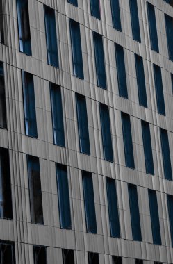 Yüksek katlı modern ofis binası önü 