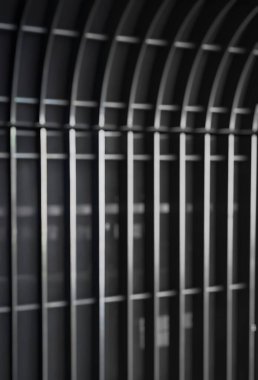 Siyah ve beyaz monokromda odaklanmış olmayan bir duvar ızgarası yapısı 