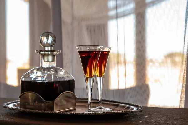 Två Glas Karaff Fylld Med Röd Sherry Ett Rum Med — Stockfoto