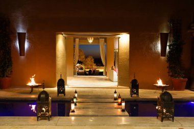 Fort Game Lodge 'un içi, Onguma Game Reserve, Namibya.