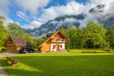 Slovenya, Bohinj 'deki Triglav Ulusal Parkı' nda Chalet ahşap misafir evi.