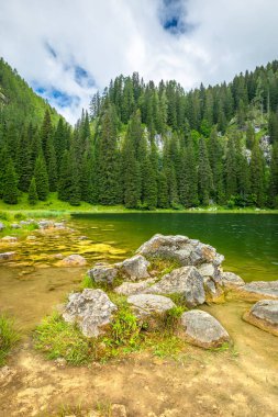 Planina PRI jezeru Gölü çevreleyen dağların Triglav Ulusal Parkı, Slovenya ile.