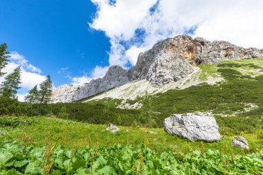 Triglav dağlarının yürüyüş sırasındaki güzel manzarası Yedi Göl, Triglav Ulusal Parkı, Slovenya.