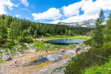 Triglav dağlarının ve göllerin yürüyüş sırasındaki güzel manzarası. Triglav Yedi Göl, Triglav Ulusal Parkı, Slovenya.
