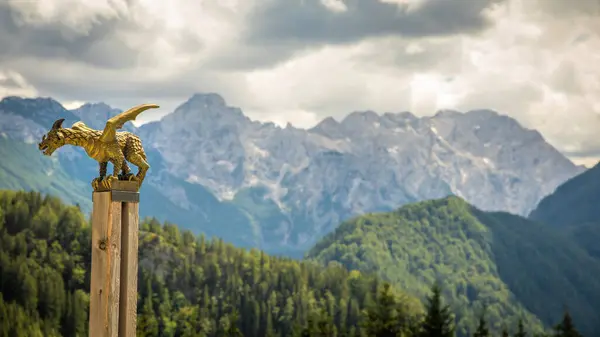Bronzová Socha Lintver Draka Ukazatel Solcava Panoramatické Silnici Nad Údolím — Stock fotografie