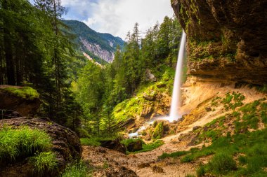 Pericnik tokadı ya da Pericnik Sonbaharı, Triglav Ulusal Parkı, Slovenya. Şelaleden düşen büyük bir şelale..
