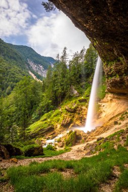 Pericnik tokadı ya da Pericnik Sonbaharı, Triglav Ulusal Parkı, Slovenya. Şelaleden düşen büyük bir şelale..