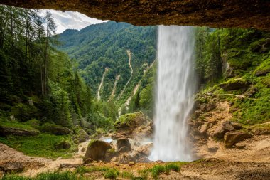 Pericnik tokadı ya da Pericnik Fall, Triglav Ulusal Parkı, Slovenya. Şelaleden düşen büyük bir şelale..