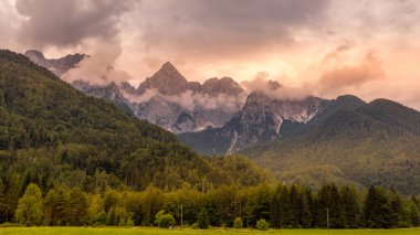 Slovenya 'nın gün batımında Kranjska Gora yakınlarındaki güzel dağ zirveleri.