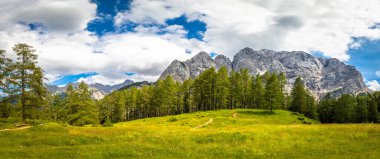 Slovenya 'nın Vrsiç dağı geçidi yakınlarındaki dağların panoramik manzarası.