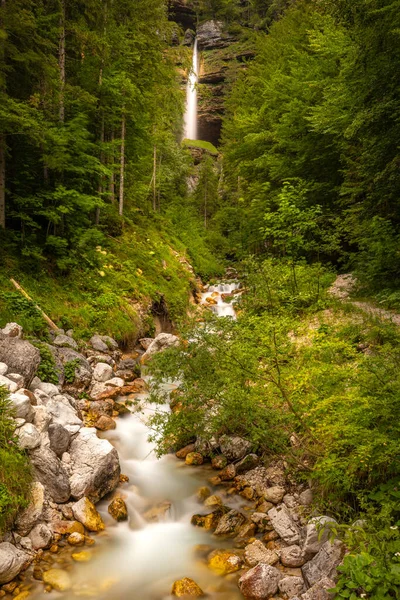 ペリクニクのスラップやペリクニク滝 トリグラフ国立公園 スロベニアの長い暴露 カスケードから落ちる大きな滝です — ストック写真
