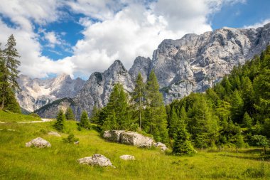 Vrsic Geçidi 'ndeki manzara çok güzel. Triglav Ulusal Parkı, Julian Alps, Slovenya, Avrupa.