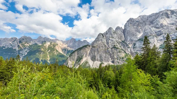 Vrsic通过 Triglav National Park Julian Alps Slovenia Europe — 图库照片