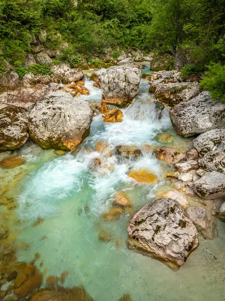 トリグラフ国立公園 ジュリアンアルプス スロベニアヨーロッパのボベック近くの鮮やかなターコイズソカ川渓谷の長い露出 — ストック写真