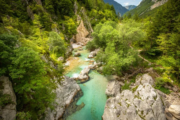 トリグラフ国立公園 ジュリアンアルプス スロベニア ヨーロッパのボベック近くのビビッドターコイズソカ川渓谷 — ストック写真