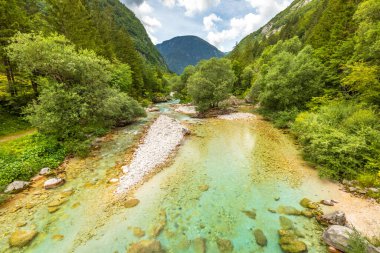 Triglav Ulusal Parkı 'ndaki Bovec yakınlarındaki Soca nehir vadisi, Julian Alps, Slovenya, Avrupa.