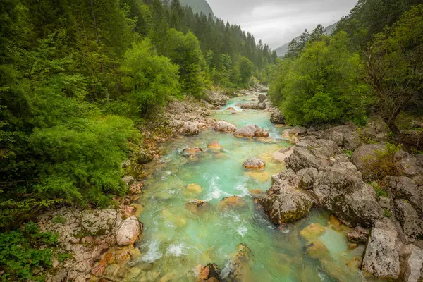 トリグラフ国立公園 ジュリアンアルプス スロベニア ヨーロッパのボベック近くのビビッドターコイズソカ川渓谷 — ストック写真
